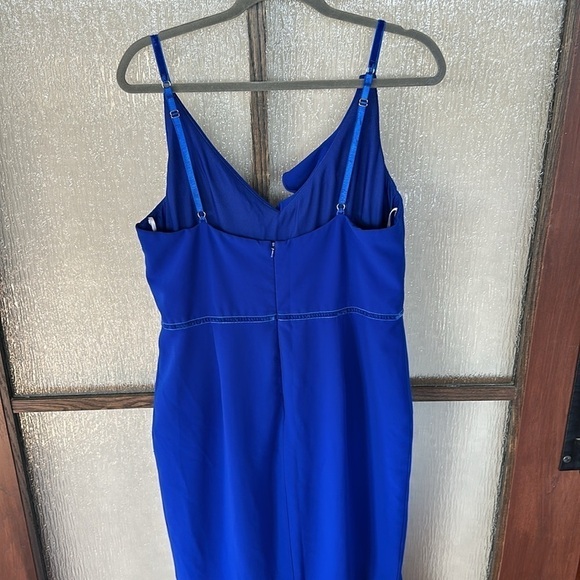 Marchesa Notte
Royal Blue Ruffle Gown size 14 - Picture 15 of 17